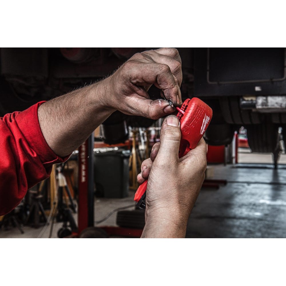 Інструмент для зачистки MILWAUKEE 4 в 1 для зачистки звичайних круглих та плоских кабелів.