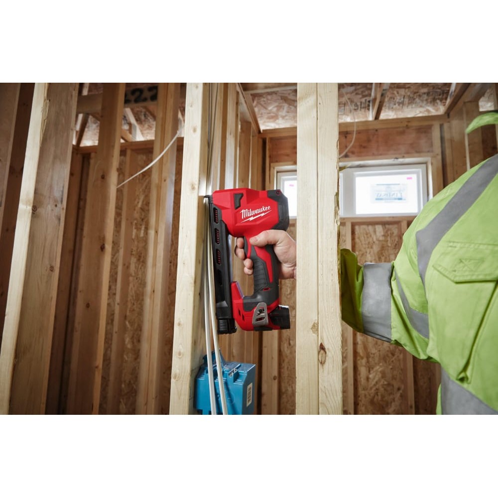 Степлер скобозабивний акумуляторний для кабелю MILWAUKEE M12 BCST-0 (каркас)