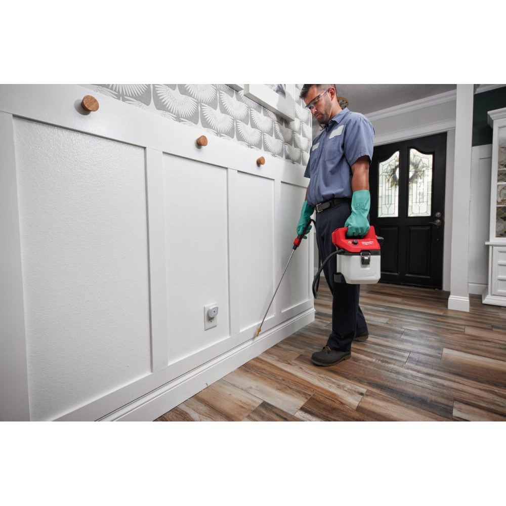 Обприскувач акумуляторний 3.7 літра MILWAUKEE M12 BHCS3L-201 (ЗП+1акк.Х2Ач)
