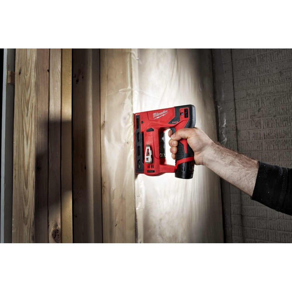 Степлер скобозабивний акумуляторний MILWAUKEE M12 BST-202X (ЗУ+2акк.Х2ач+HDкейс)