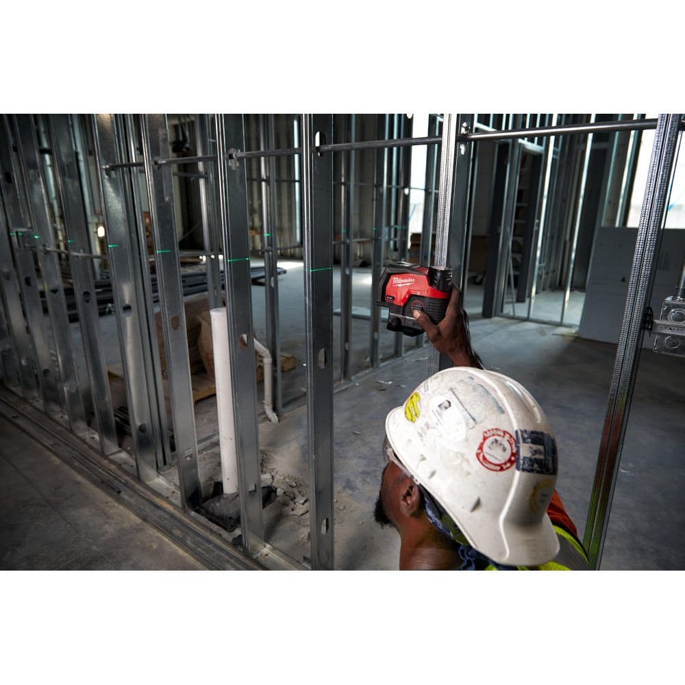 Нивелир линейно-точечный аккумуляторный MILWAUKEE M12 CLLP-301C (зелёный луч)