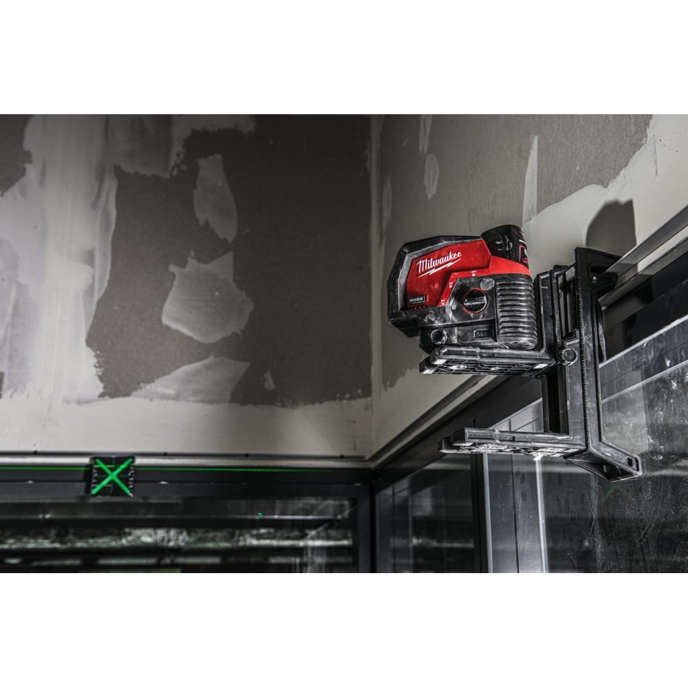 Нивелир линейно-точечный аккумуляторный MILWAUKEE M12 CLLP-301C (зелёный луч)