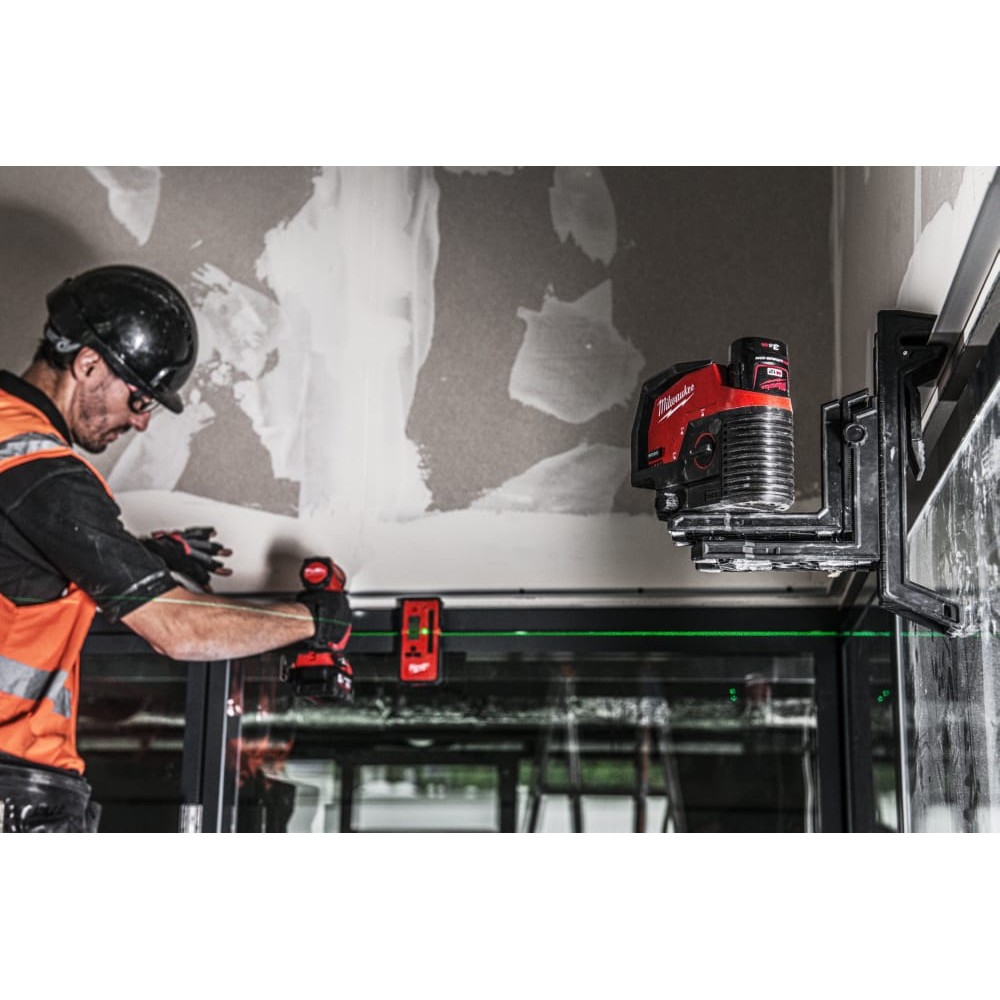 Нивелир линейно-точечный аккумуляторный MILWAUKEE M12 CLLP-301C (зелёный луч)