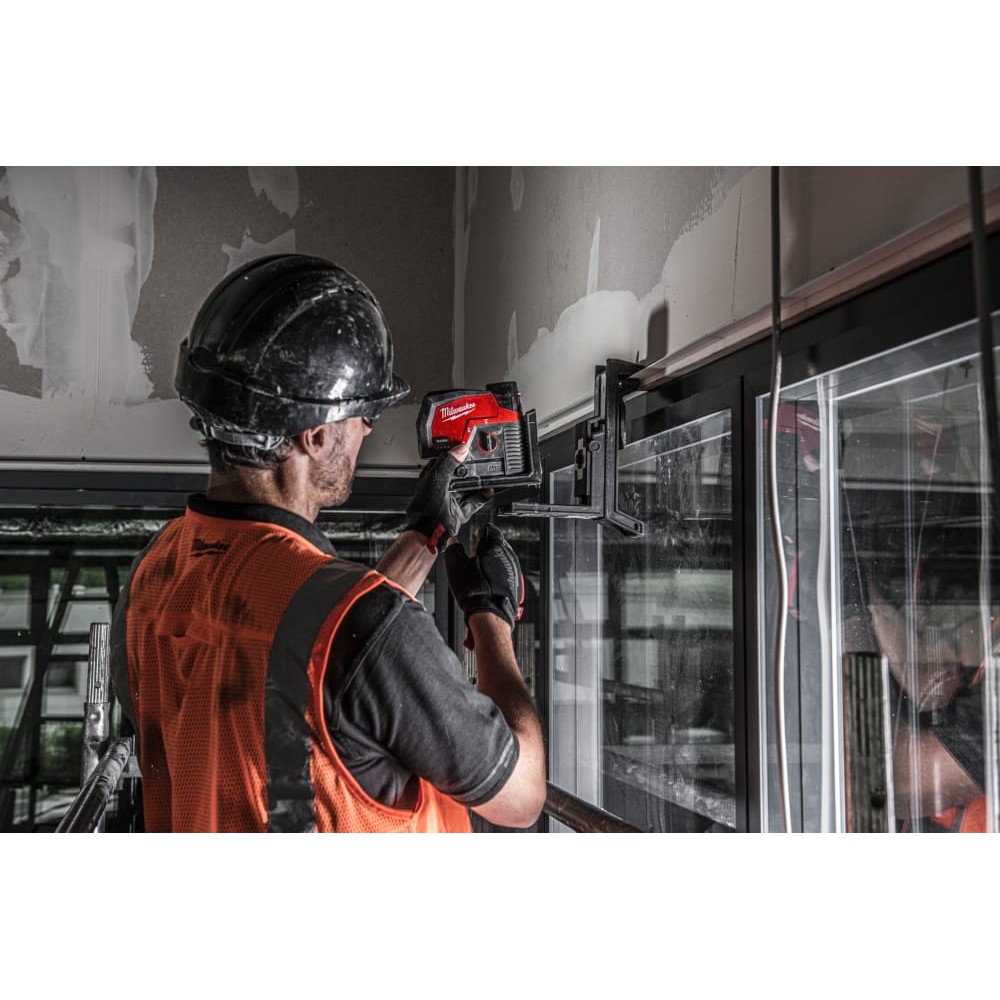 Нивелир линейно-точечный аккумуляторный MILWAUKEE M12 CLLP-301C (зелёный луч)