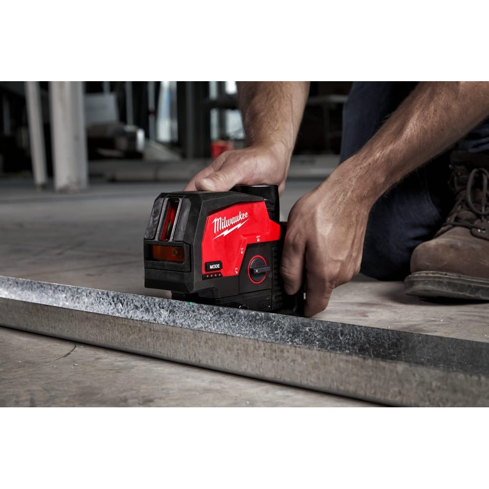 Нивелир линейно-точечный аккумуляторный MILWAUKEE M12 CLLP-301C (зелёный луч)