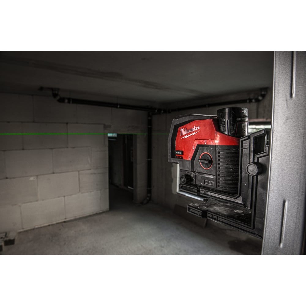 Нивелир линейно-точечный аккумуляторный MILWAUKEE M12 CLLP-301C (зелёный луч)
