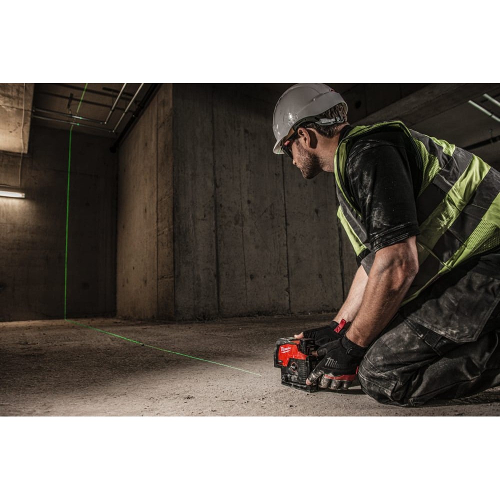 Нивелир линейно-точечный аккумуляторный MILWAUKEE M12 CLLP-301C (зелёный луч)