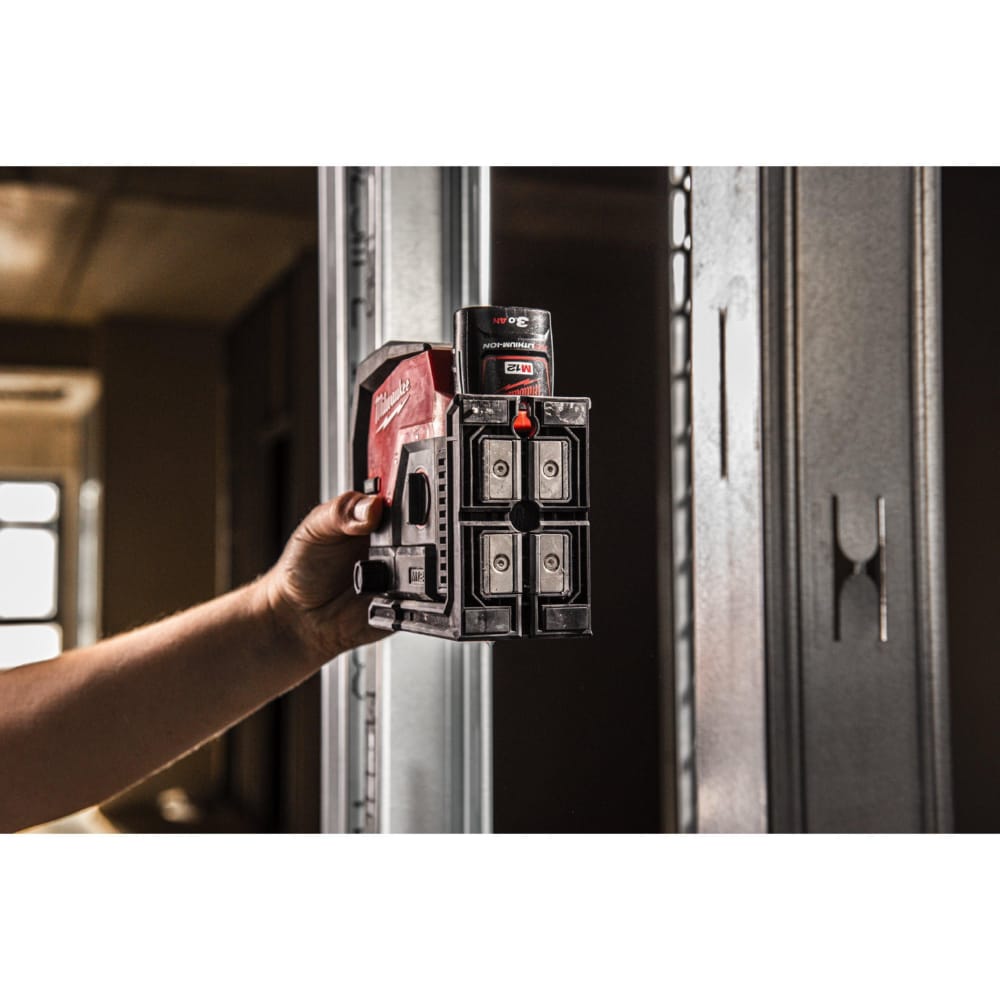 Нивелир линейно-точечный аккумуляторный MILWAUKEE M12 CLLP-301C (зелёный луч)