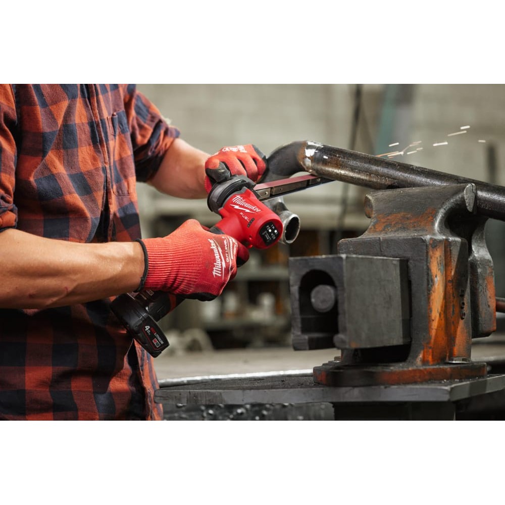 Шлифмашина ленточная аккумуляторная бесщеточная MILWAUKEE M12 FBFL13-402B (13мм) (ЗУ+2Х4Ач+сумка)
