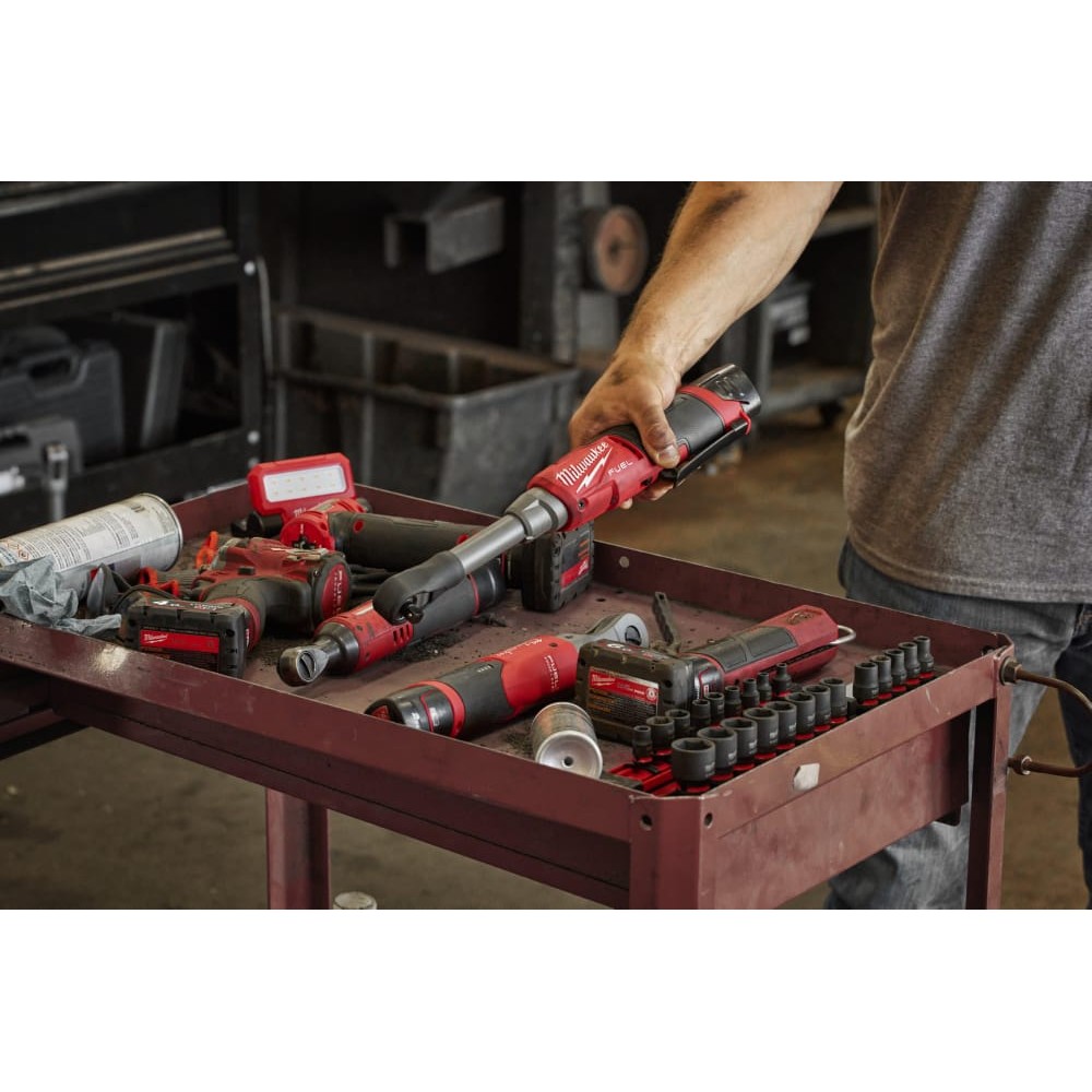 Трещётка аккумуляторная бесщёточная удлинённая MILWAUKEE 1/4\" (47 Нм) M12 FHIR14LR-0 (каркас)