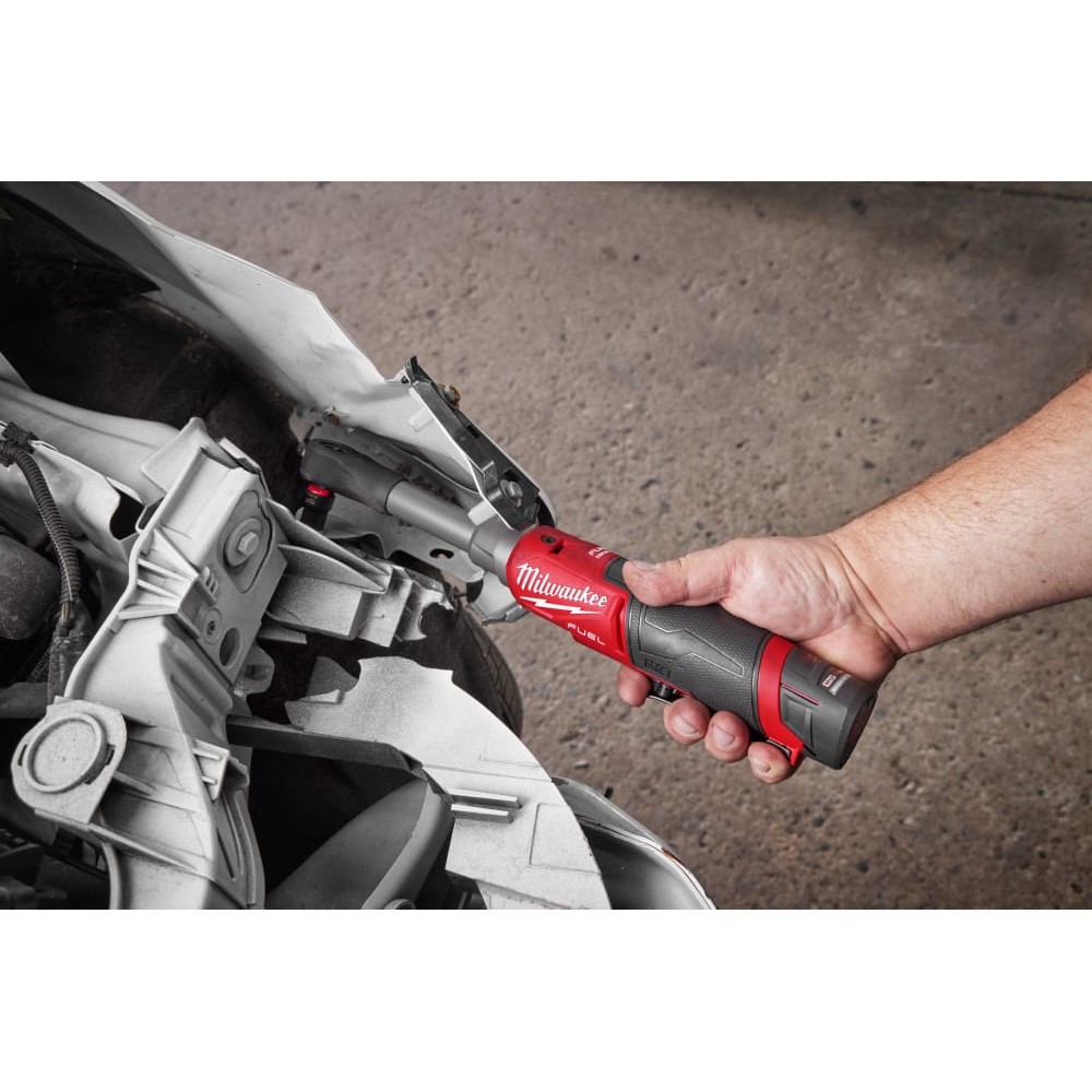 Трещётка аккумуляторная бесщёточная удлинённая MILWAUKEE 3/8\" (47 Нм) M12 2FHIR38LR-0 (каркас)