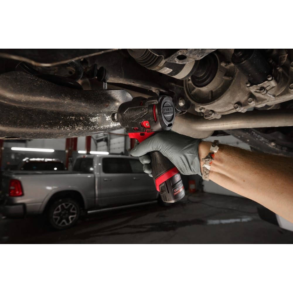 Гайковерт аккумуляторный бесщеточный MILWAUKEE 3/8'' (305 Нм) M12 FSCIWF38-252X, с кольцом