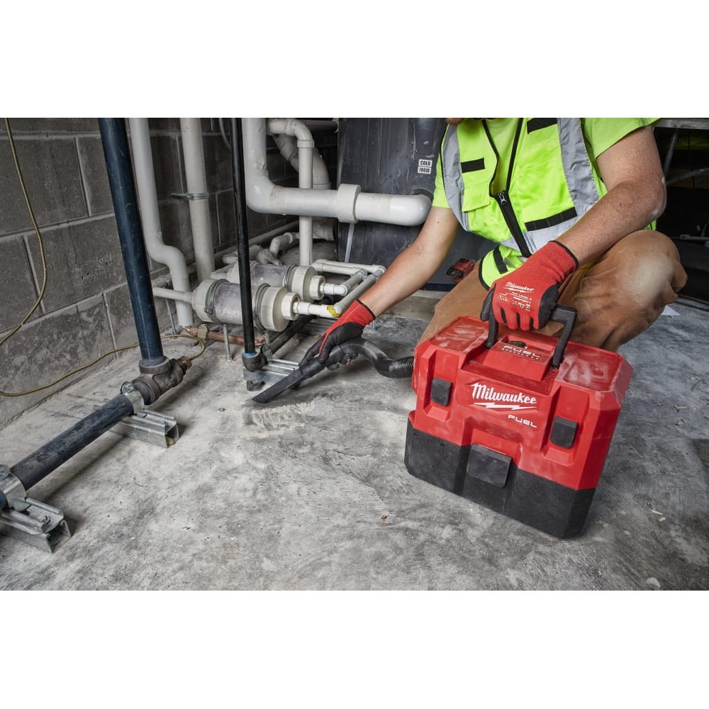 Пылесос аккумуляторный для воды и сухого мусора MILWAUKEE M12 FVCL-0 (каркас)