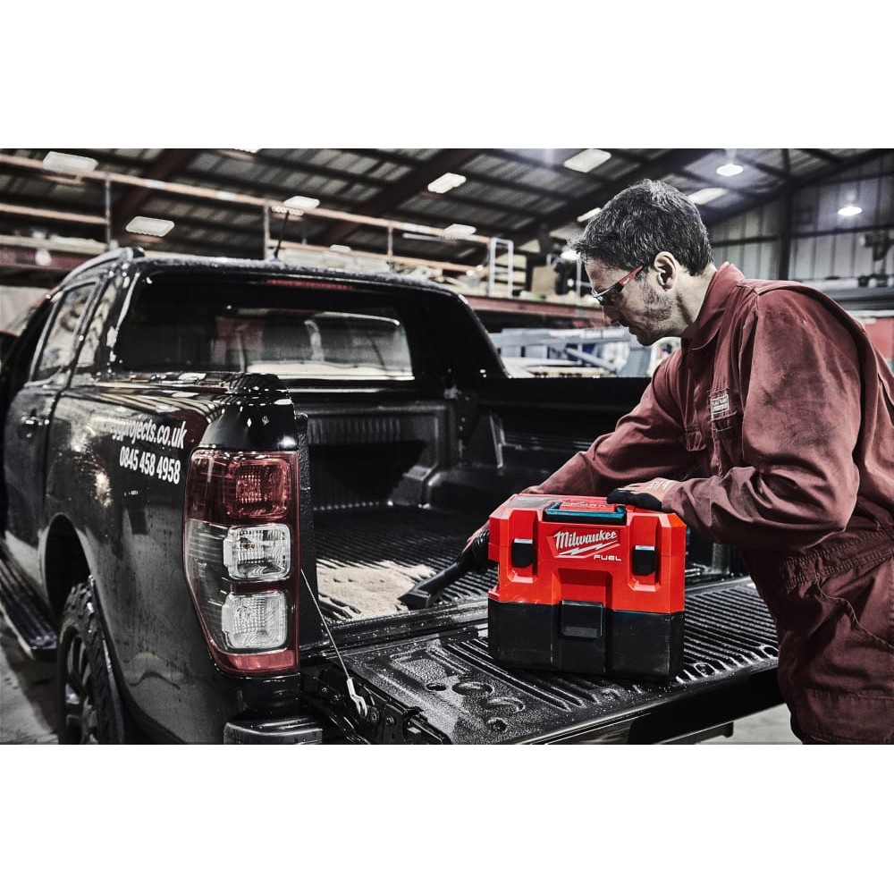 Пылесос аккумуляторный для воды и сухого мусора MILWAUKEE M12 FVCL-0 (каркас)