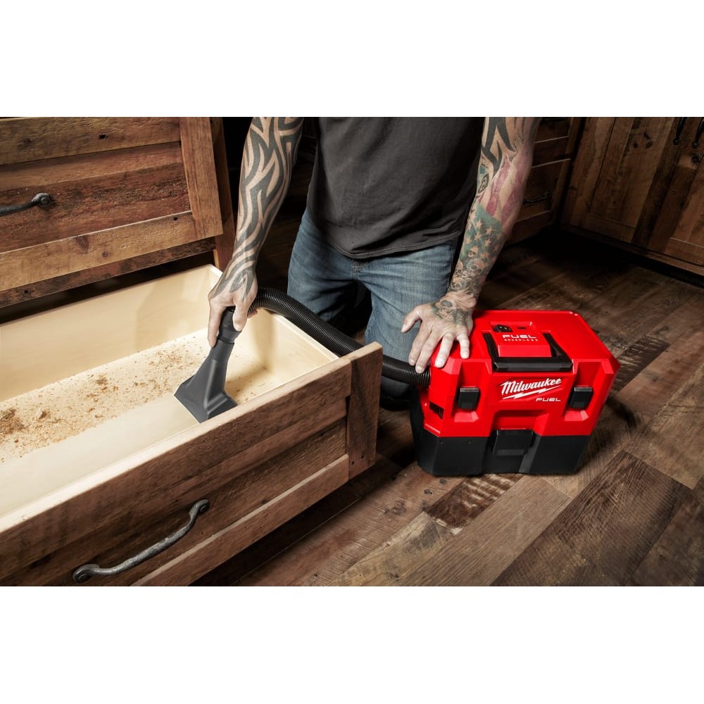 Пылесос аккумуляторный для воды и сухого мусора MILWAUKEE M12 FVCL-0 (каркас)