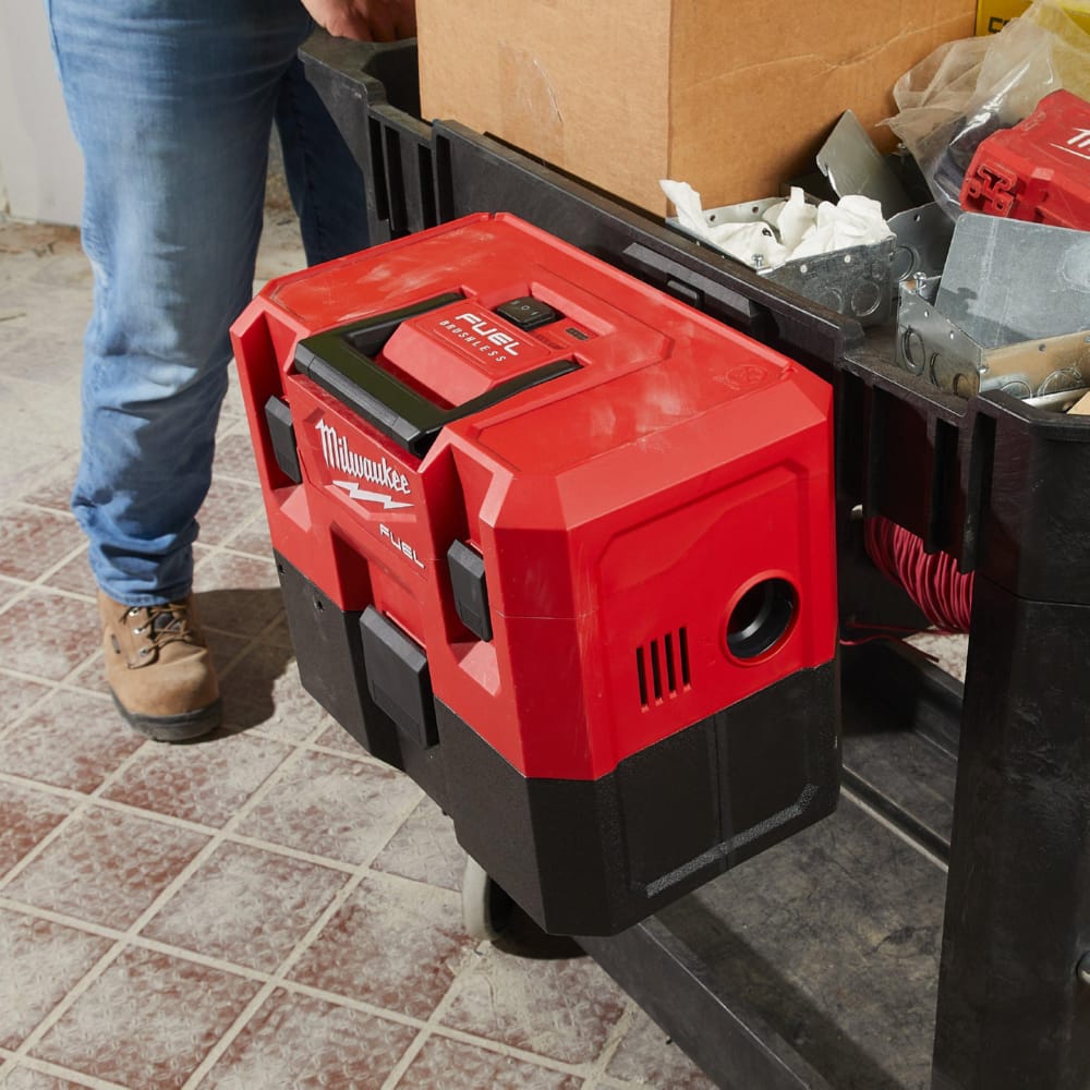 Пылесос аккумуляторный для воды и сухого мусора MILWAUKEE M12 FVCL-0 (каркас)