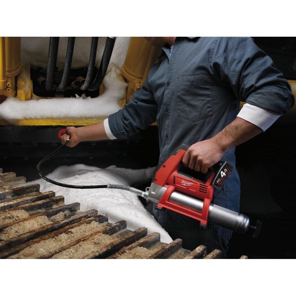 Шприц для смазки MILWAUKEE M12 GG-401B (ЗУ+1акк.Х4Ач+сумка)