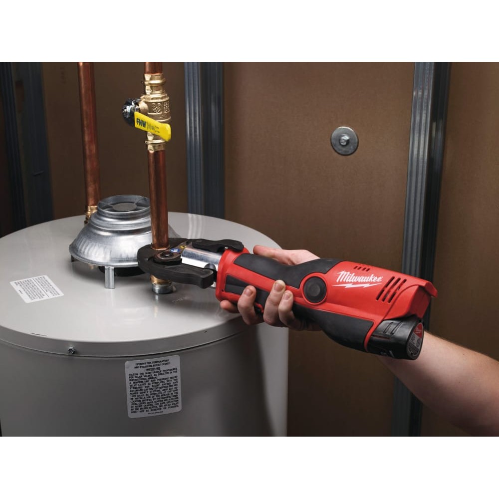 Обжимник гидравлический аккумуляторный для труб MILWAUKEE M12 HPT-202C M-KIT (ЗУ+2акк.Х2Ач+кейс)