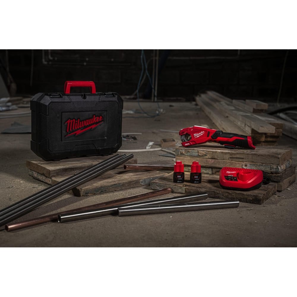 Труборез аккумуляторный по нержавеющей стали MILWAUKEE M12 PCSS-202C (ЗУ+2акк.Х2Ач+кейс)