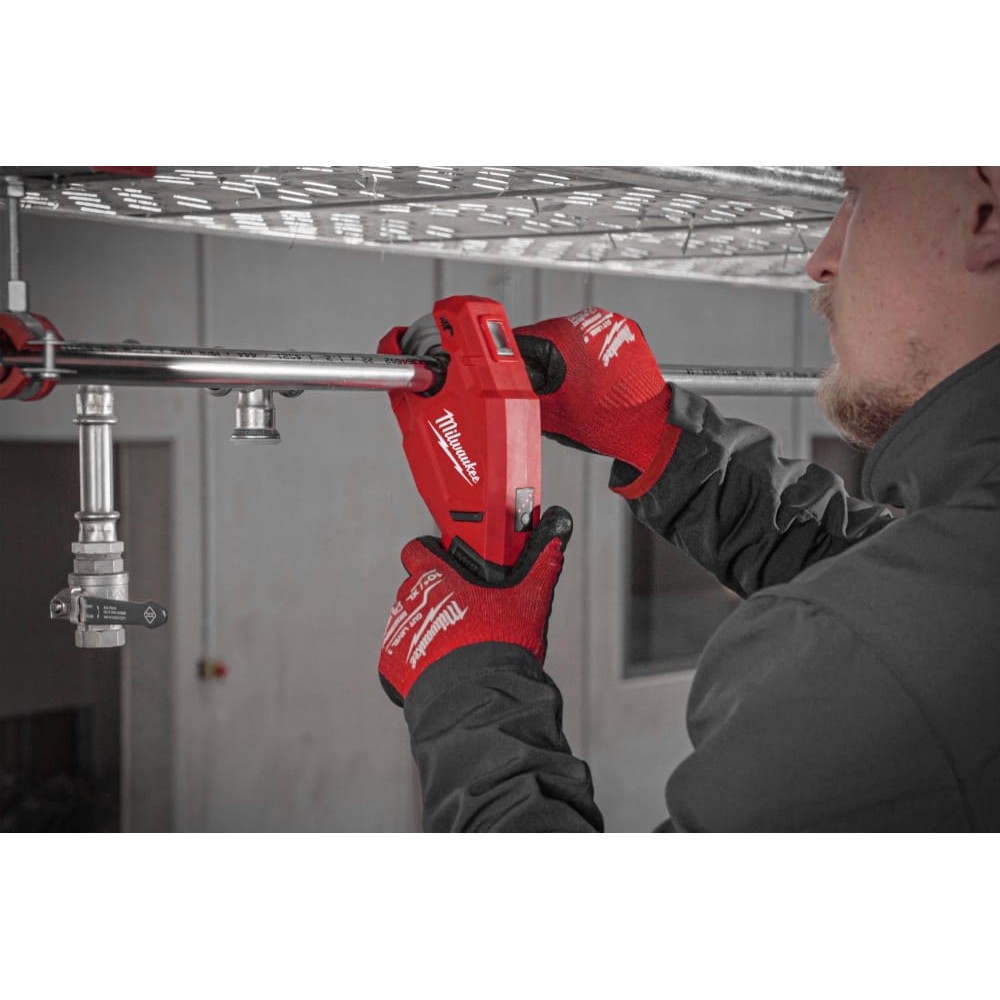 Труборез аккумуляторный по нержавеющей стали MILWAUKEE M12 PCSS-202C (ЗУ+2акк.Х2Ач+кейс)