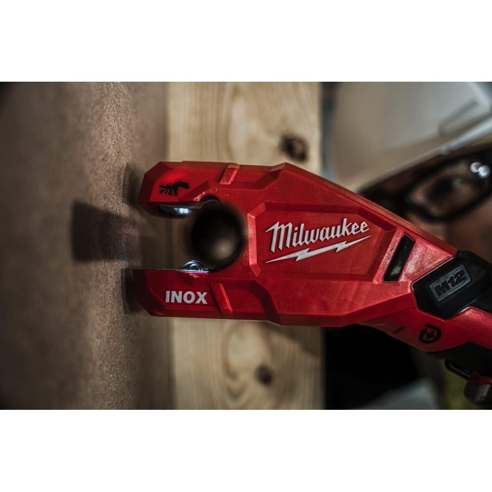 Труборез аккумуляторный по нержавеющей стали MILWAUKEE M12 PCSS-202C (ЗУ+2акк.Х2Ач+кейс)