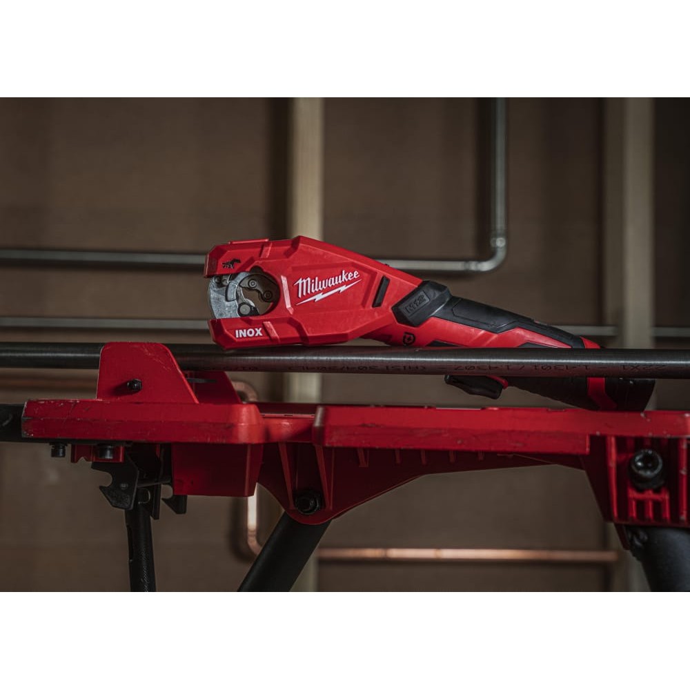 Труборез аккумуляторный по нержавеющей стали MILWAUKEE M12 PCSS-202C (ЗУ+2акк.Х2Ач+кейс)