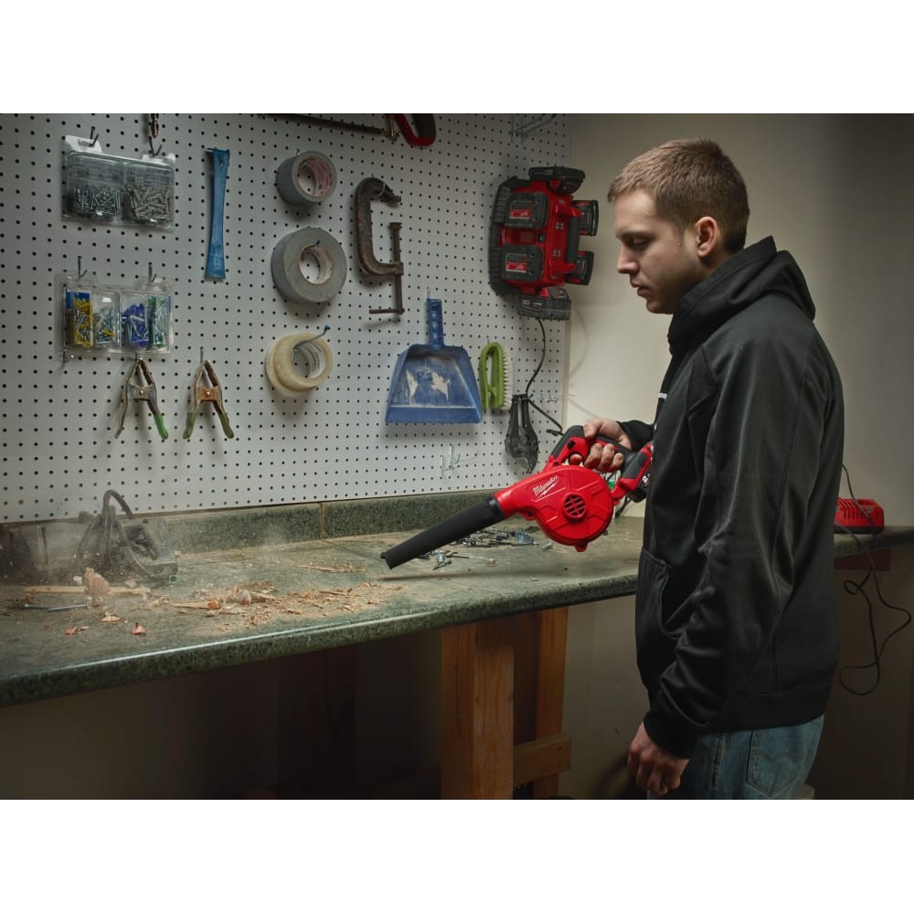 Воздуходувка аккумуляторная компактная MILWAUKEE M18 BBL-0 (каркас)