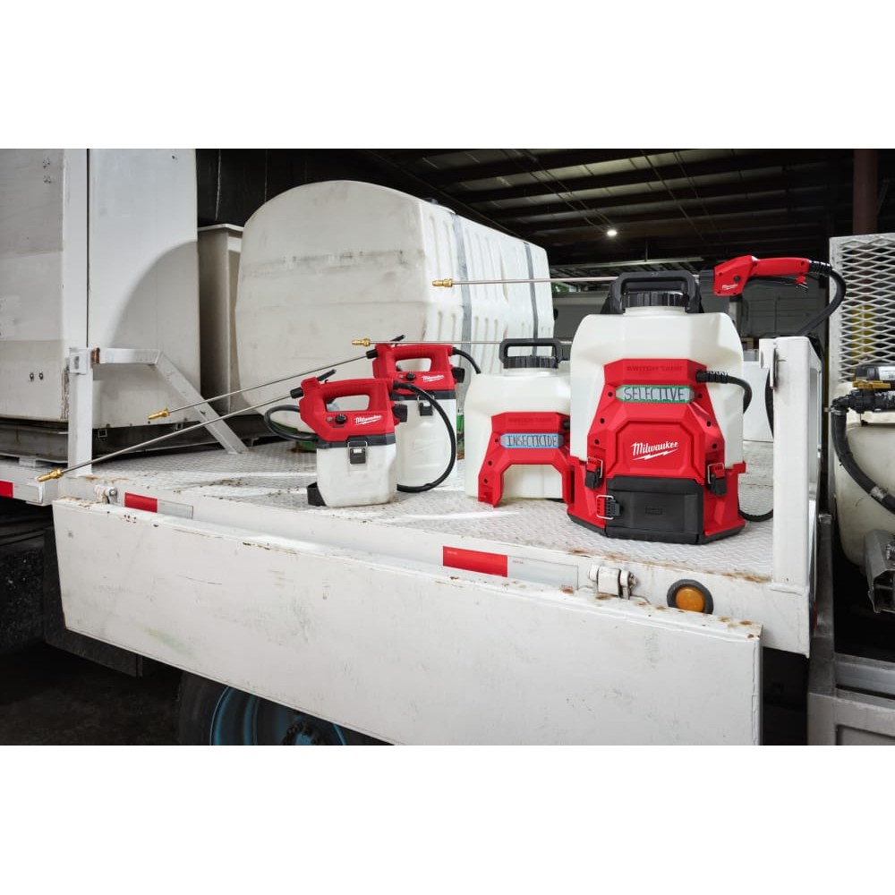 Обприскувач ранцевий акумуляторний (базова станція) MILWAUKEE M18 BBPFP2-301 (ЗП+1акк.Х3Ач)