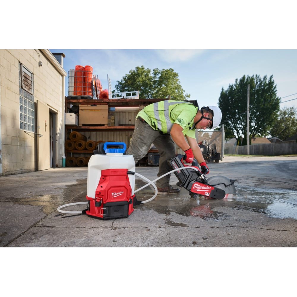 Обприскувач ранцевий акумуляторний (базова станція) MILWAUKEE M18 BBPFP2-301 (ЗП+1акк.Х3Ач)
