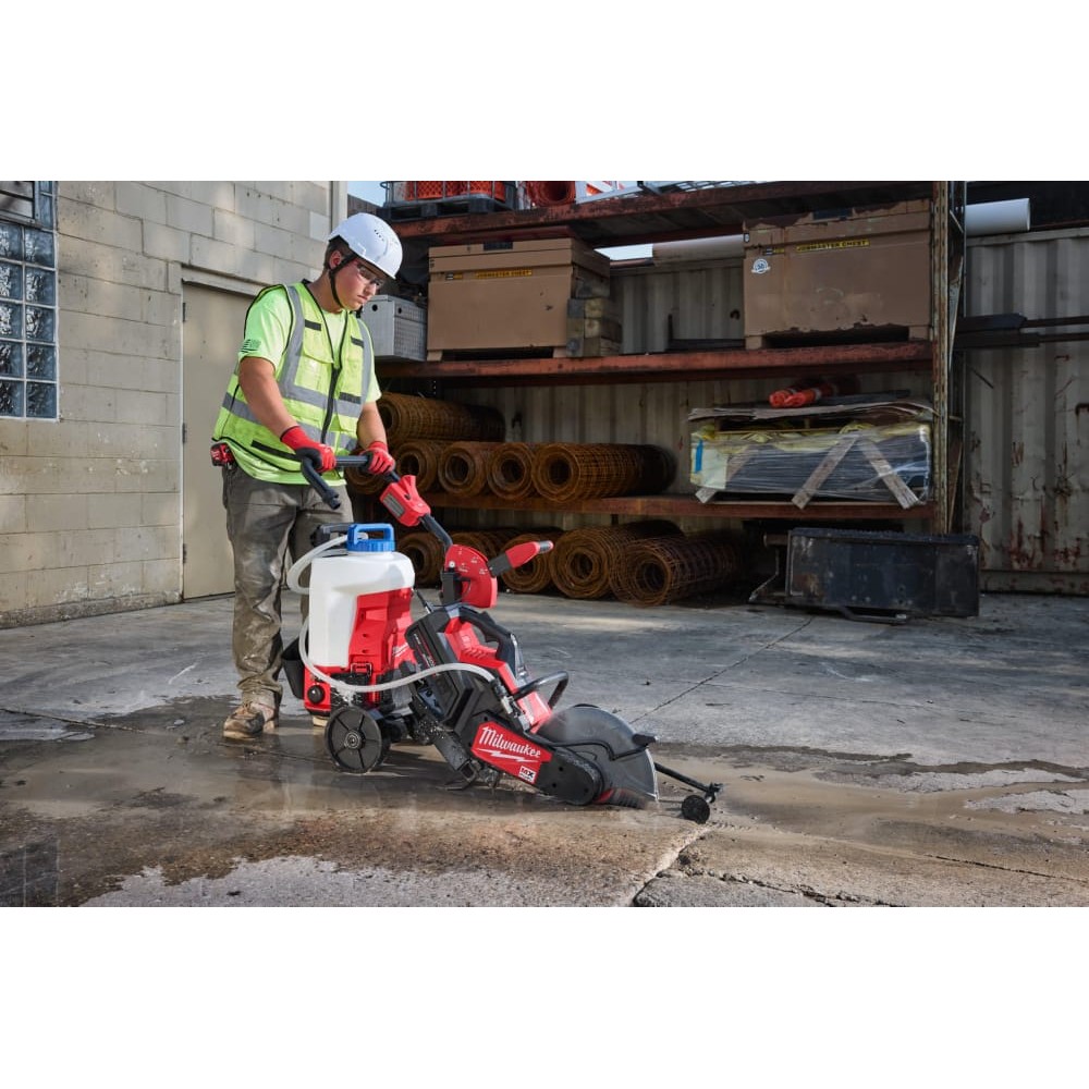 Обприскувач ранцевий акумуляторний (базова станція) MILWAUKEE M18 BBPFP2-301 (ЗП+1акк.Х3Ач)