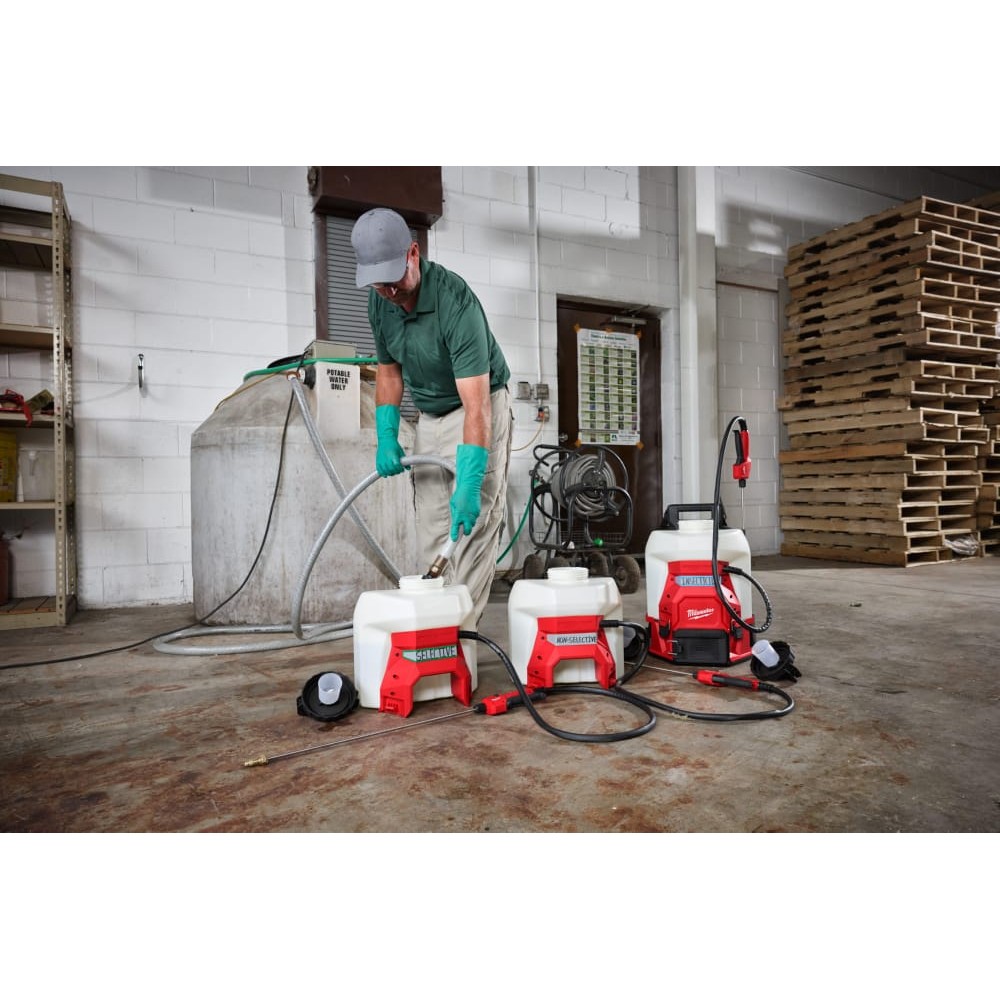 Обприскувач ранцевий акумуляторний (базова станція) MILWAUKEE M18 BBPFP2-301 (ЗП+1акк.Х3Ач)