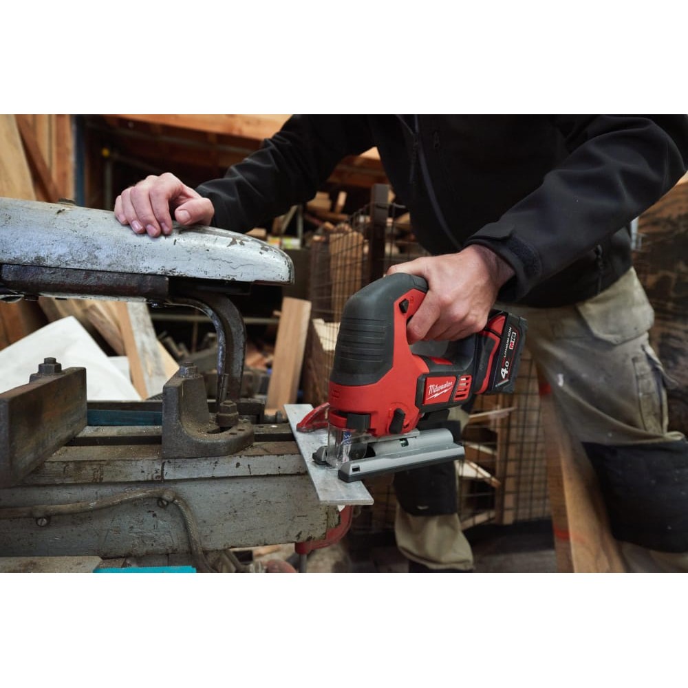 Пила лобзикова акумуляторна MILWAUKEE M18 BJS-402C (ЗУ+2акк.Х4Ач+кейс)