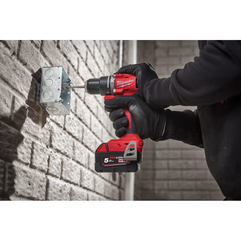 Дриль-шуруповерт акумуляторна безщіткова ударна MILWAUKEE M18 BLPDRC-502C (60Нм) (ЗУ+2Х5Ач+кейс)