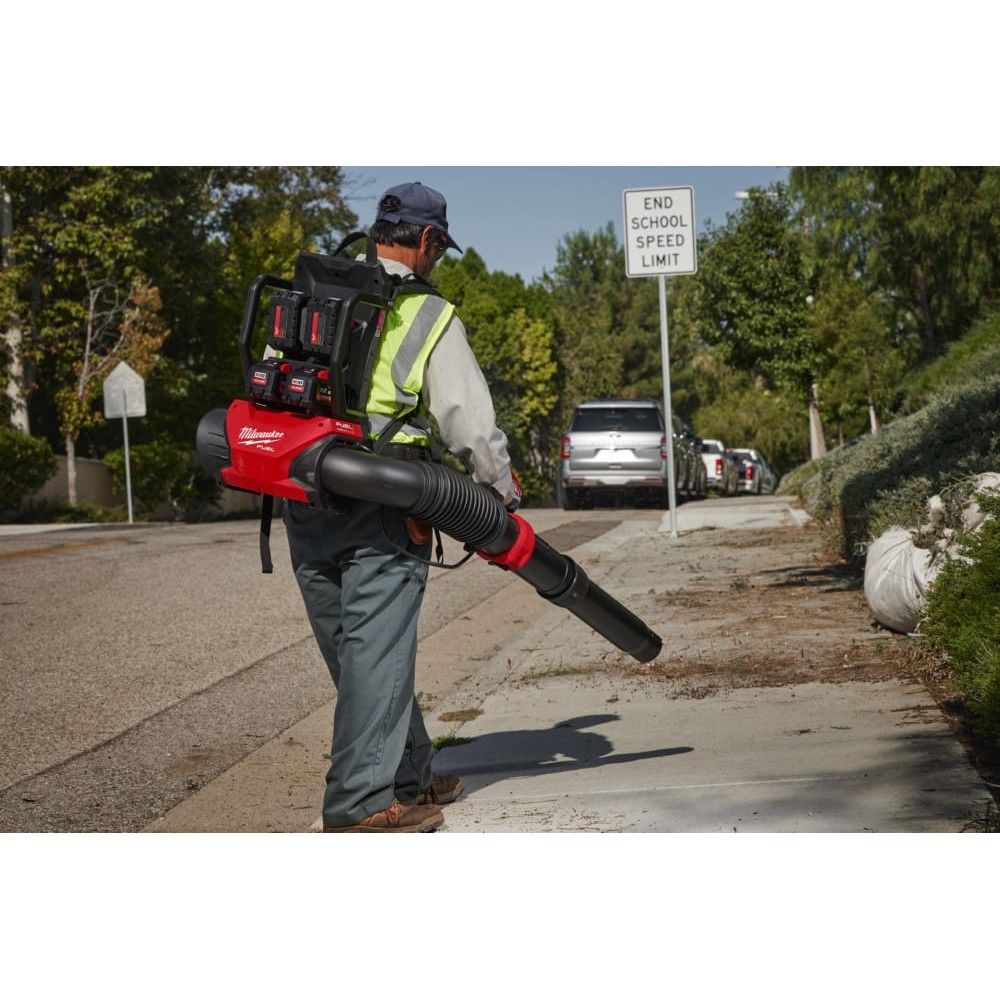 Повітродувка ранцева акумуляторна MILWAUKEE M18 F2BPB-124 (2Х18В) FORGE™ (ЗП+4акк.Х12Ач)