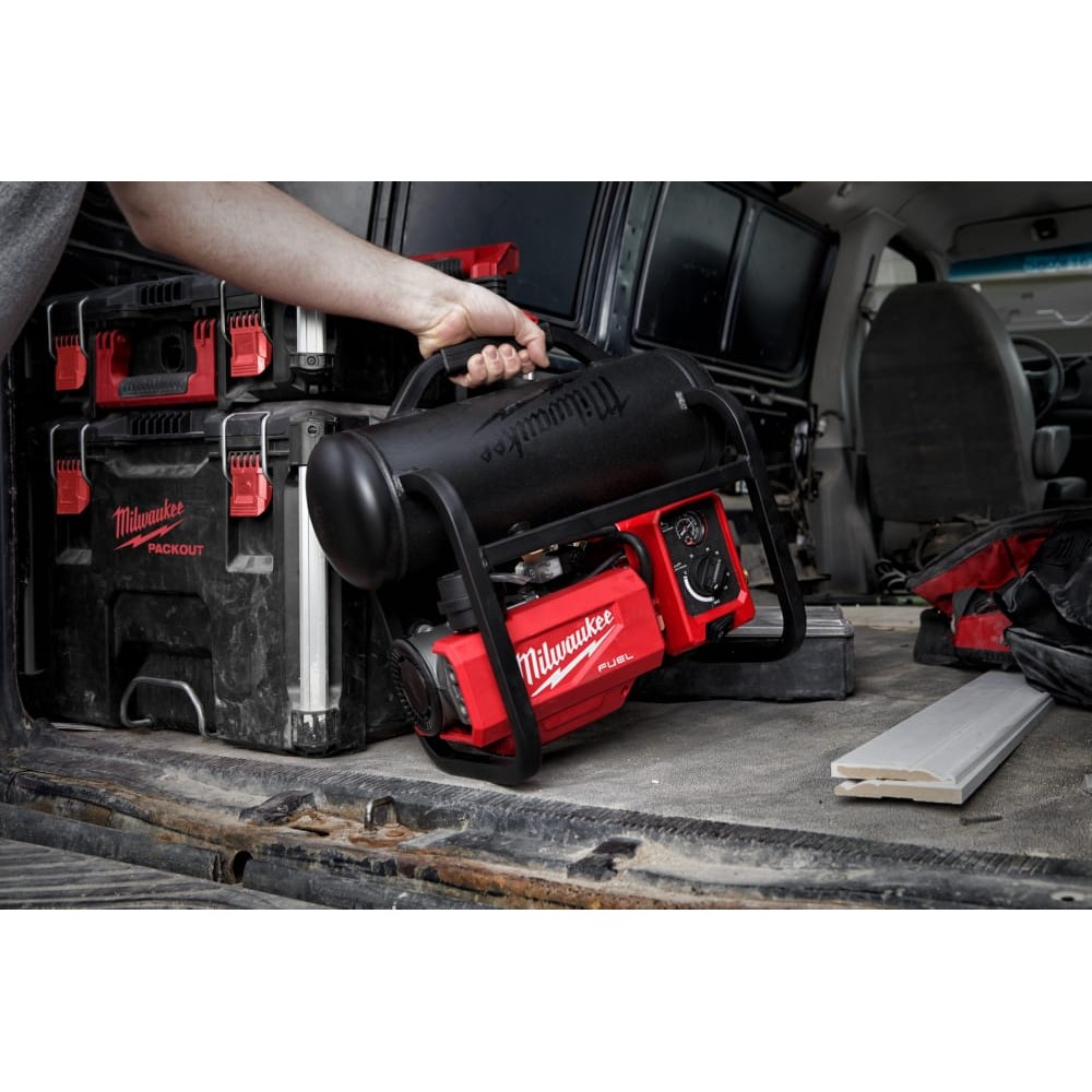 Компресор акумуляторний безщітковий MILWAUKEE M18 FAC-0 (ресивер 9,5 л, 9,3 БАР)