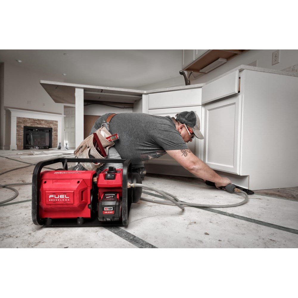 Компресор акумуляторний безщітковий MILWAUKEE M18 FAC-0 (ресивер 9,5 л, 9,3 БАР)