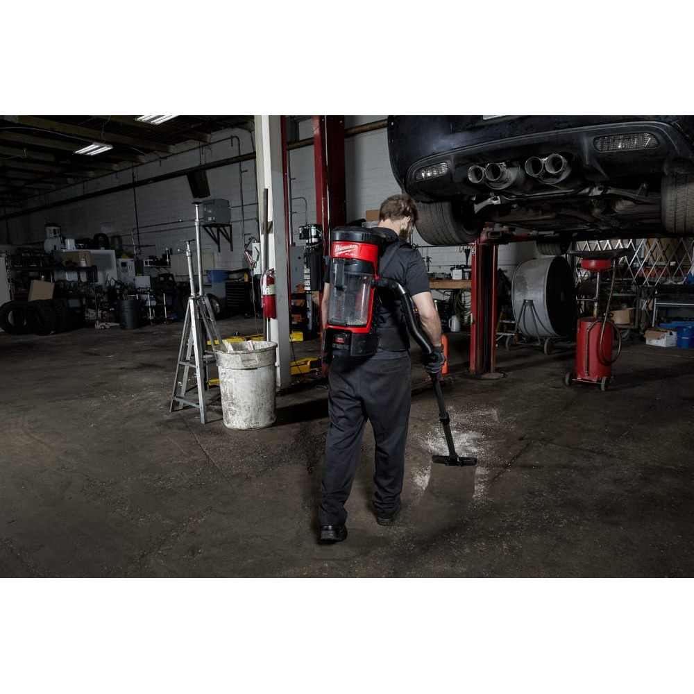 Пылесос аккумуляторный бесщеточный MILWAUKEE M18 FBPV-0 (каркас) для воды и сухого мусора