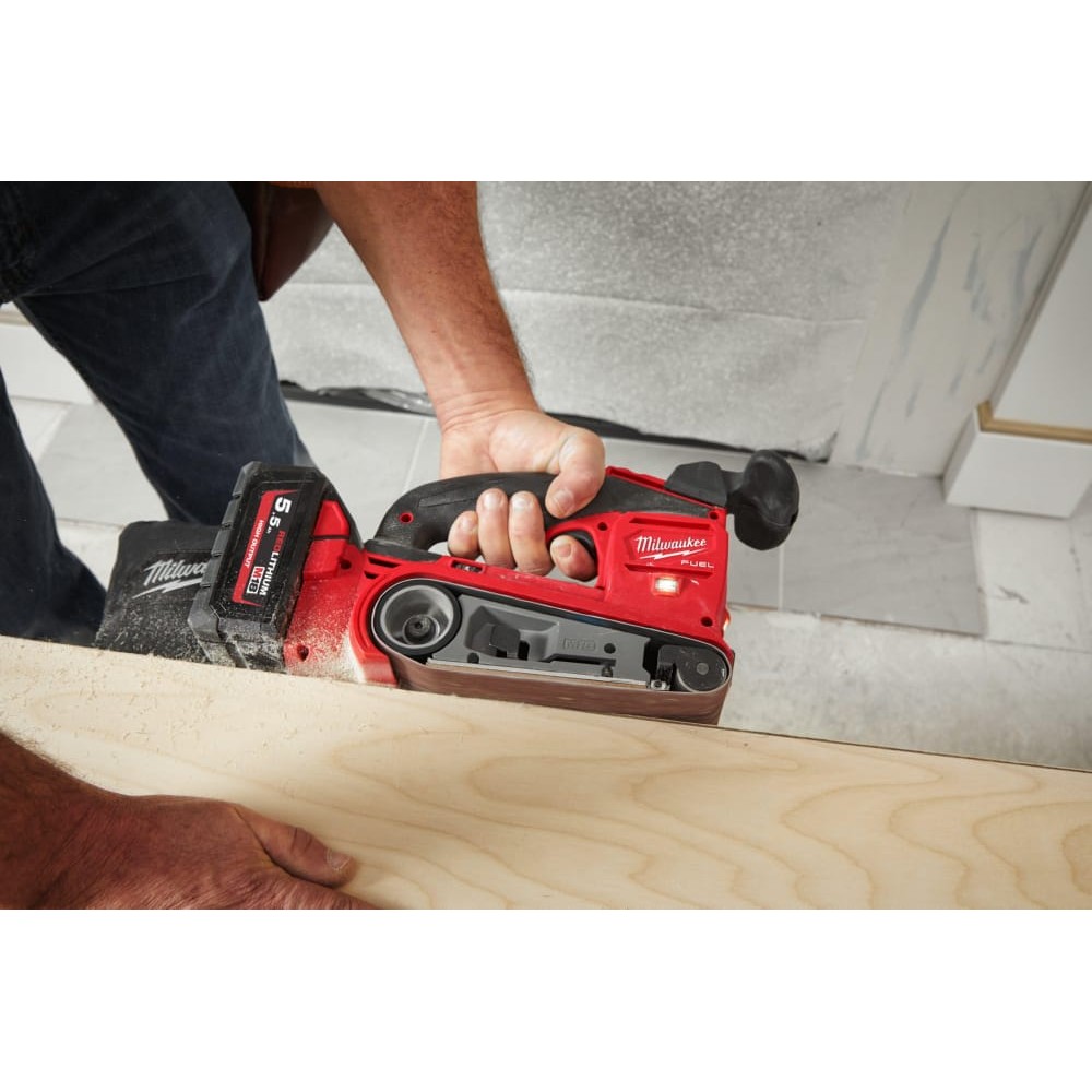 Шлифмашина ленточная аккумуляторная бесщеточная MILWAUKEE M18FBTS75-502X (ЗУ+2акк.Х5Ач+HDкейс)