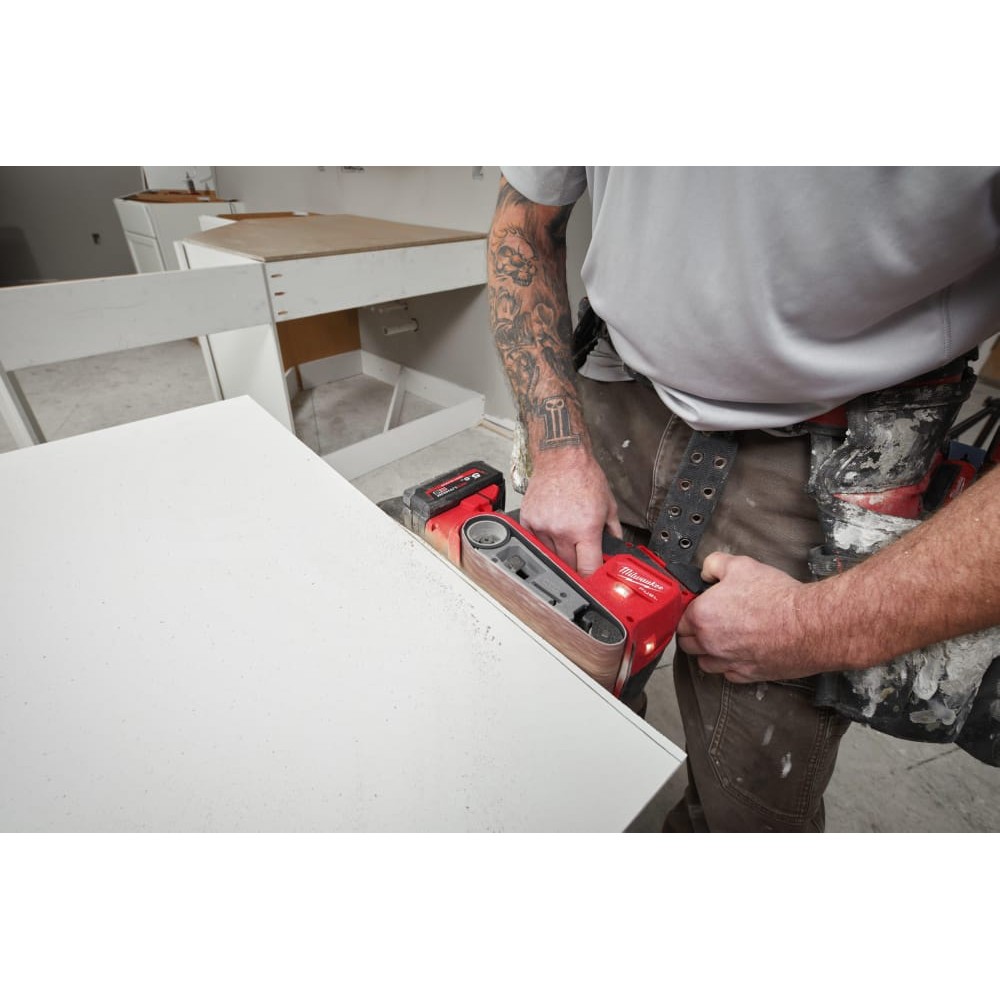 Шлифмашина ленточная аккумуляторная бесщеточная MILWAUKEE M18FBTS75-502X (ЗУ+2акк.Х5Ач+HDкейс)