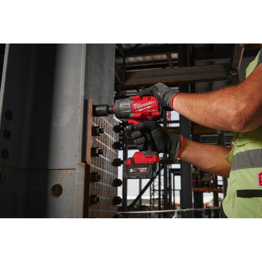 Гайковерт аккумуляторный бесщёточный MILWAUKEE 1/2\" (2034 Нм) M18 FHIW2F12-502X, с кольцом