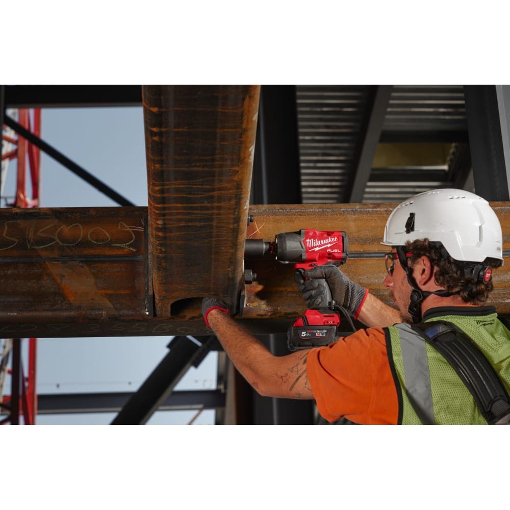 Гайковерт аккумуляторный бесщёточный MILWAUKEE 1/2\" (2034 Нм) M18 FHIW2F12-502X, с кольцом