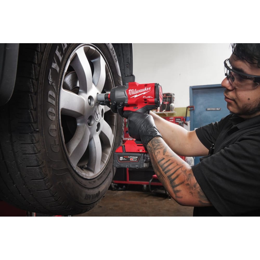 Гайковерт аккумуляторный бесщёточный MILWAUKEE 1/2\" (2034 Нм) M18 FHIW2F12-502X, с кольцом