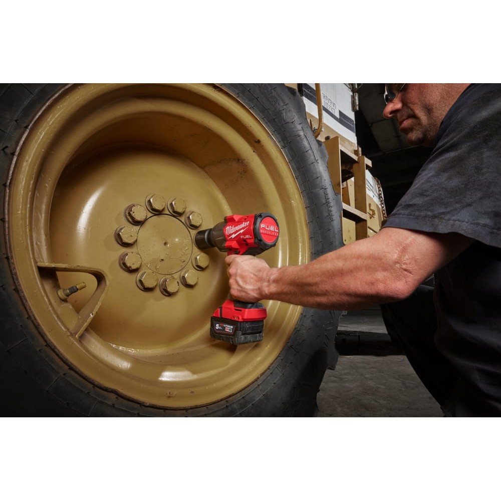 Гайковерт аккумуляторный бесщёточный MILWAUKEE 1/2\" (2034 Нм) M18 FHIW2F12-502X, с кольцом