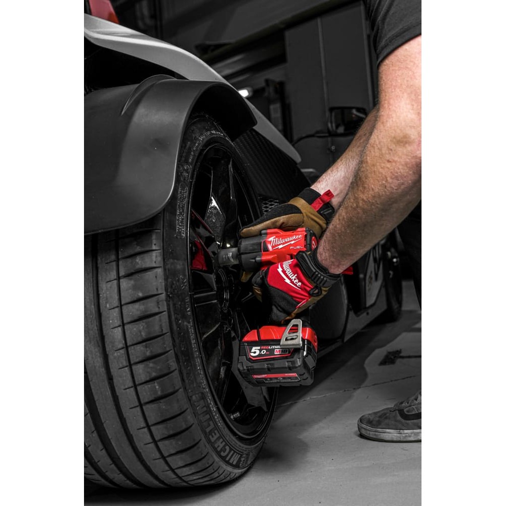 Гайковерт аккумуляторный бесщёточный MILWAUKEE 1/2\" (881 Нм) M18 FMTIW2F12-502X,с кольцом