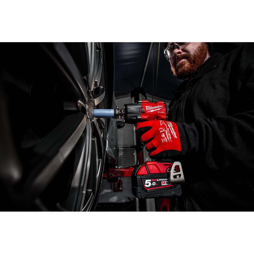 Гайковерт аккумуляторный бесщёточный MILWAUKEE 1/2\" (881 Нм) M18 FMTIW2F12-502X,с кольцом