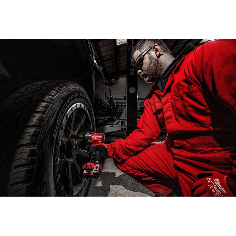 Гайковерт аккумуляторный бесщёточный MILWAUKEE 1/2\" (881 Нм) M18 FMTIW2F12-502X,с кольцом