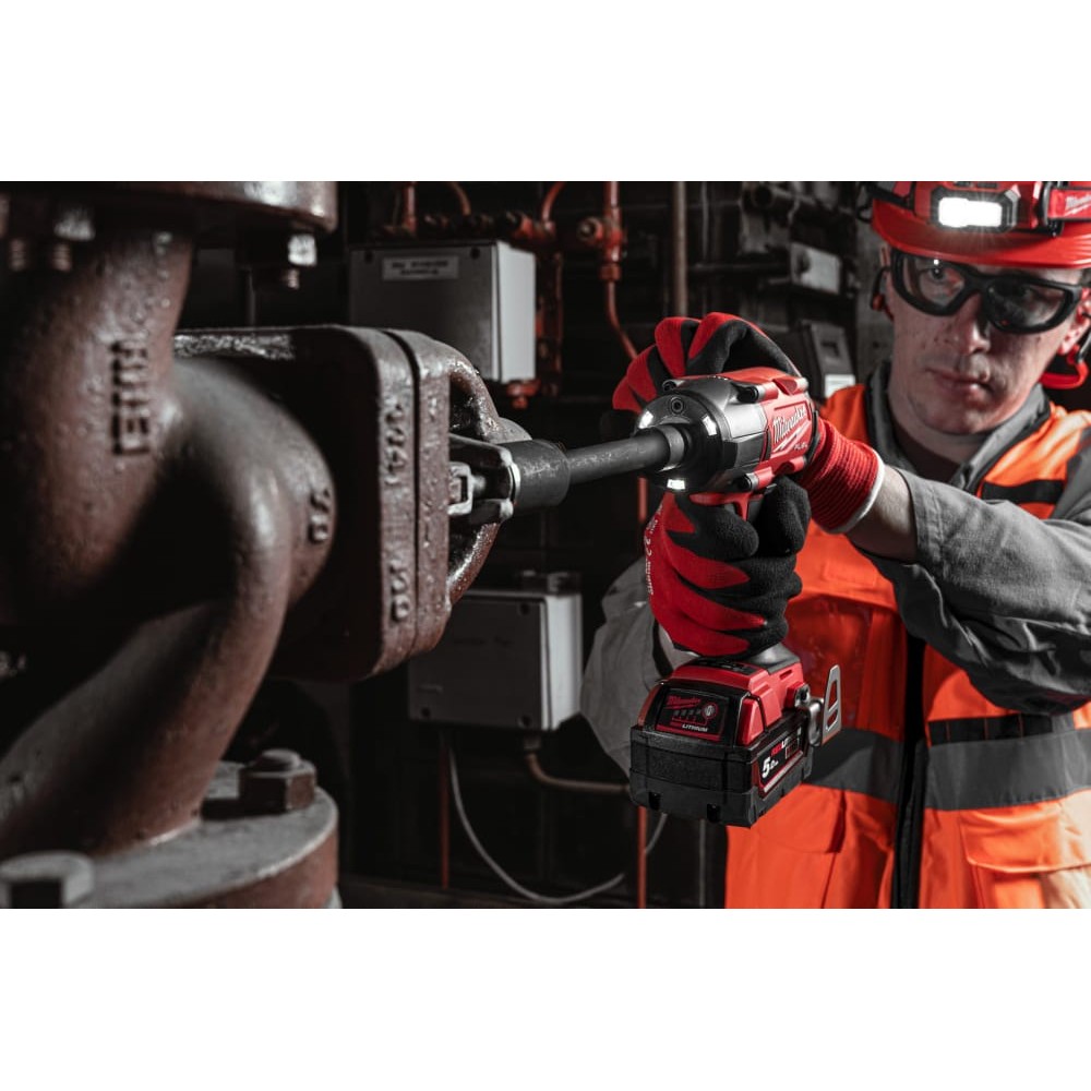 Гайковерт аккумуляторный бесщёточный MILWAUKEE 1/2\" (881 Нм) M18 FMTIW2F12-502X,с кольцом