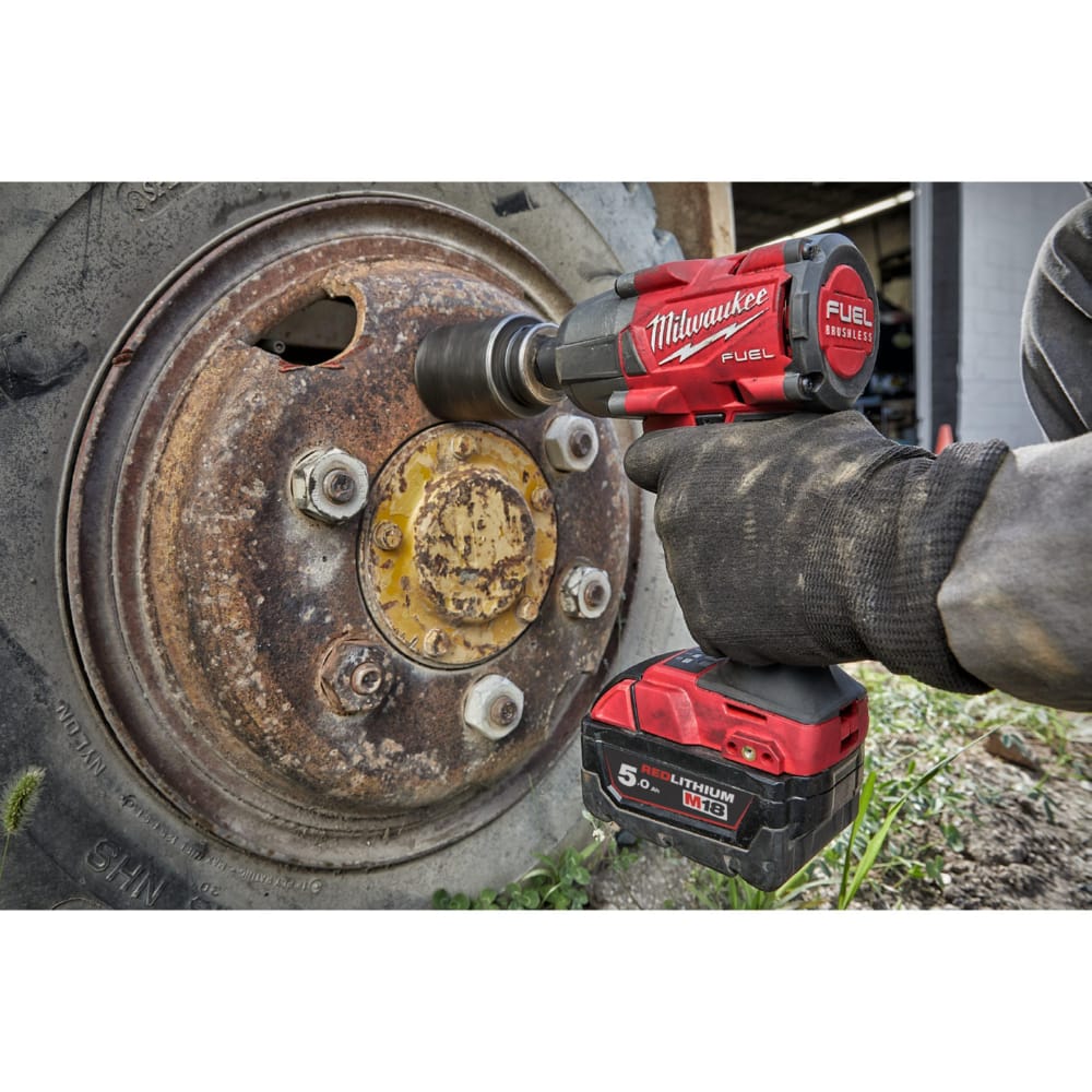 Гайковерт аккумуляторный бесщёточный MILWAUKEE 1/2\" (881 Нм) M18 FMTIW2F12-502X,с кольцом