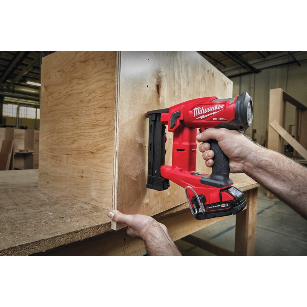Степлер скобозабивной аккумуляторный зауженный бесщеточный MILWAUKEE M18 FNCS18GS-202X