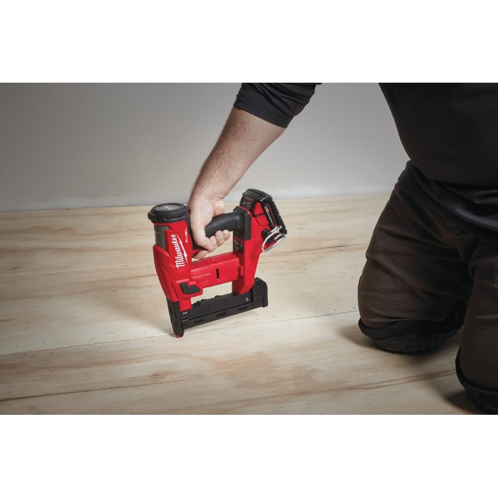 Степлер скобозабивной аккумуляторный зауженный бесщеточный MILWAUKEE M18 FNCS18GS-202X